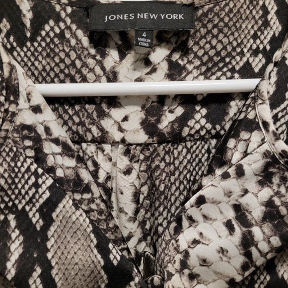 Jones New York ruffle front sleeved blouse - Picture 5 of 6